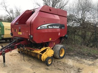 Presse à balles rondes New Holland BR750 - 2