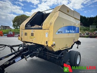 Presse à balles rondes New Holland BR 750A - 1