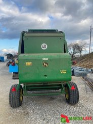 Presse à balles rondes John Deere 864 - 3