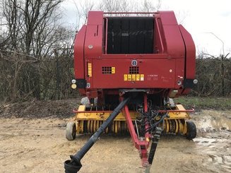 Presse à balles rondes New Holland BR750 - 1
