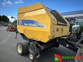 Presse à balles rondes New Holland BR 750A - 3