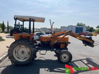 Tracteur agricole Renault 551 S - 8