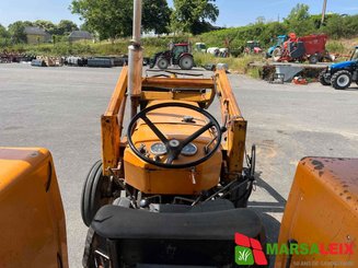 Tracteur agricole Renault 551 S - 12