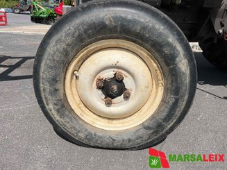 Tracteur agricole Renault 551 S - 2