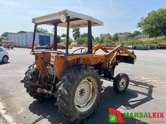 Tracteur agricole Renault 551 S - 6