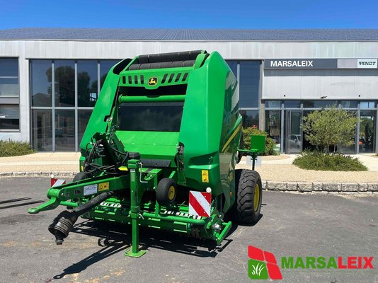 Presse à balles rondes John Deere V 451 M - 1