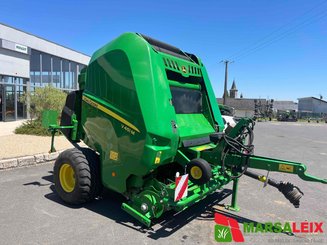 Presse à balles rondes John Deere V 451 M - 6